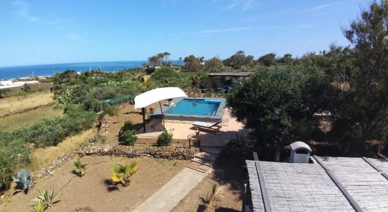 Pleasant villa with pool, barbecue & yard | Pets are welcome — photo 4