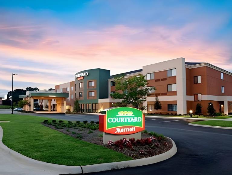 Courtyard by Marriott Troy in Troy, AL