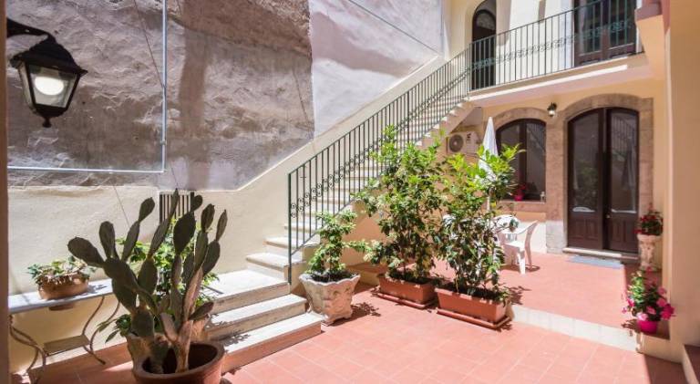 Apartment with yard & terrace — photo 4