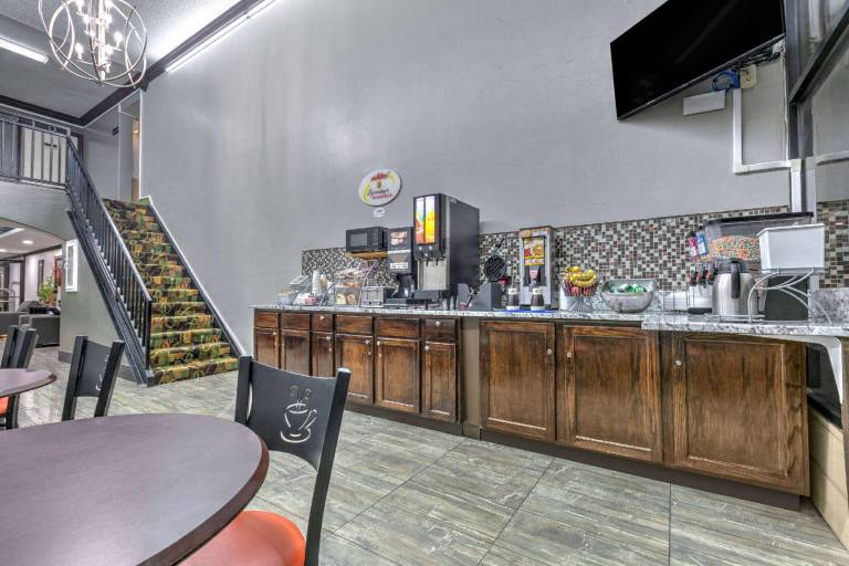 Super 8 By Wyndham Grand Prairie North — photo 4