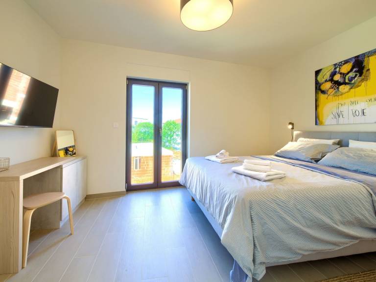 Rental apartment with patio — photo 2