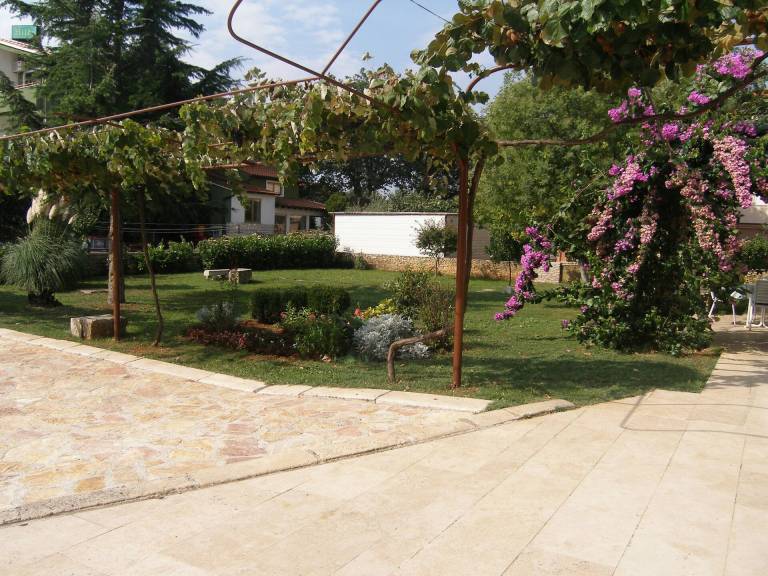 Holiday apartment with terrace & garden in Medulin