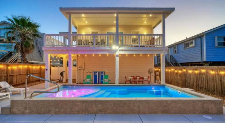 Vacation home with terrace, pool & grill — photo 4
