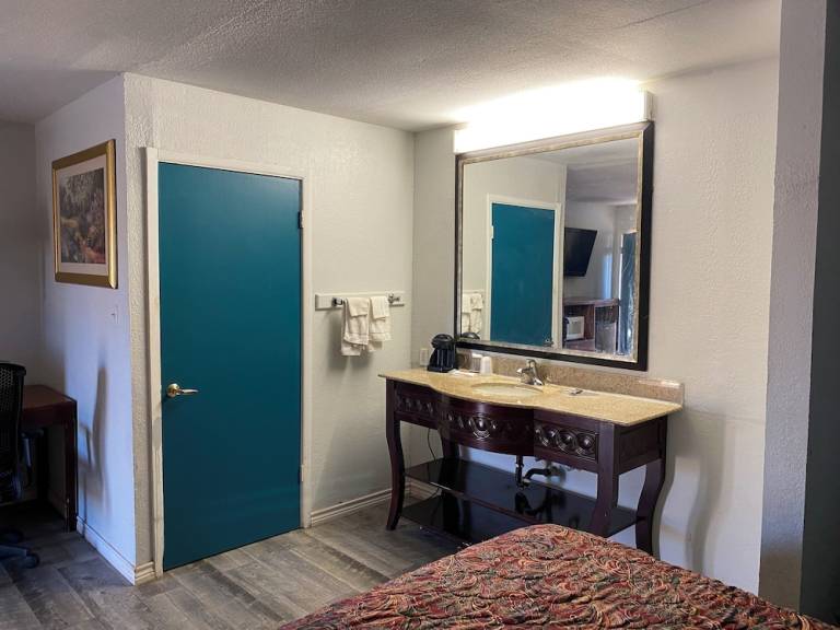 Motel North College