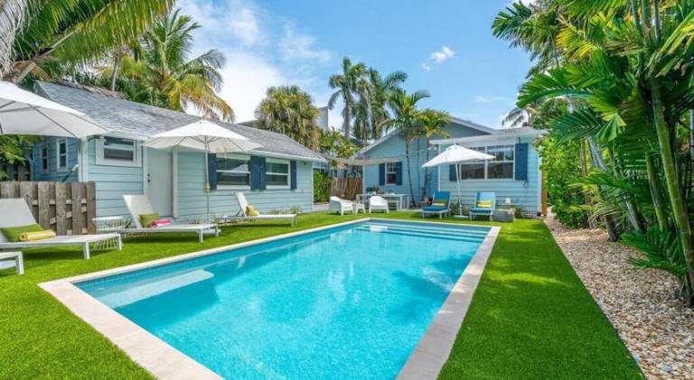 Villa with pool in West Palm Beach, FL