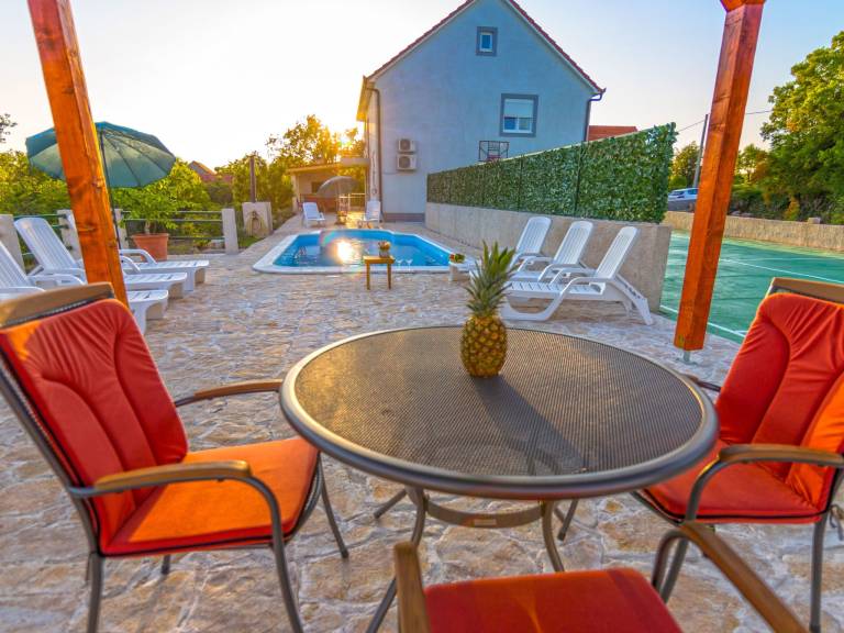 House with BBQ, yard & private pool — photo 5