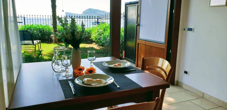 Family-oriented holiday apartment with terrace & yard | Next to the beach | Pet-friendly — photo 2