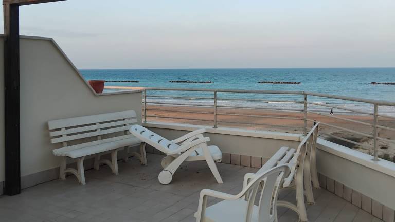 Rental apartment with patio | Water view — photo 2