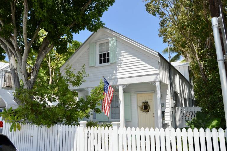 Child-friendly nice vacation home with garden, patio & private pool | Next to Duval Street | Garden view | Pets allowed — photo 3