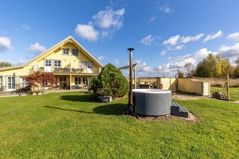 Children-friendly apartment with garden, terrace & jacuzzi | Pet-friendly in Kuehlungsborn