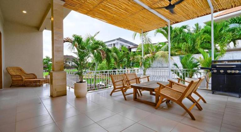 Villa with pool & hot tub — photo 5