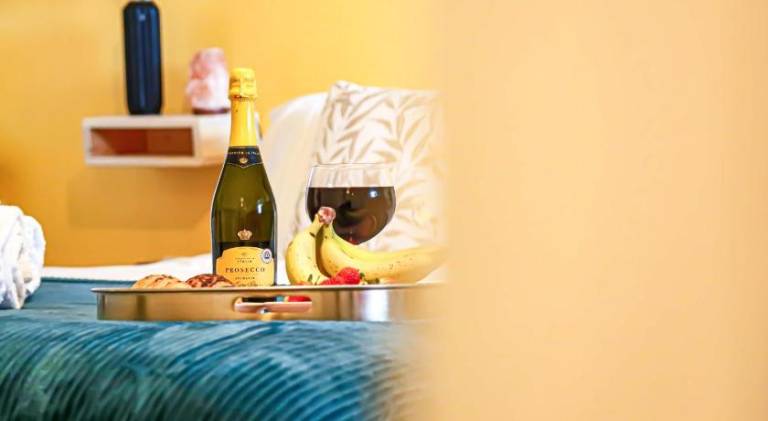 Beautiful City Centre Apartment with Free Parking, Fast-Wifi, SmartTV with Netflix and Private Garde — photo 4