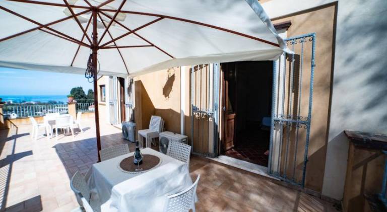 Wonderful villa with private pool, BBQ & yard | Pets allowed — photo 4