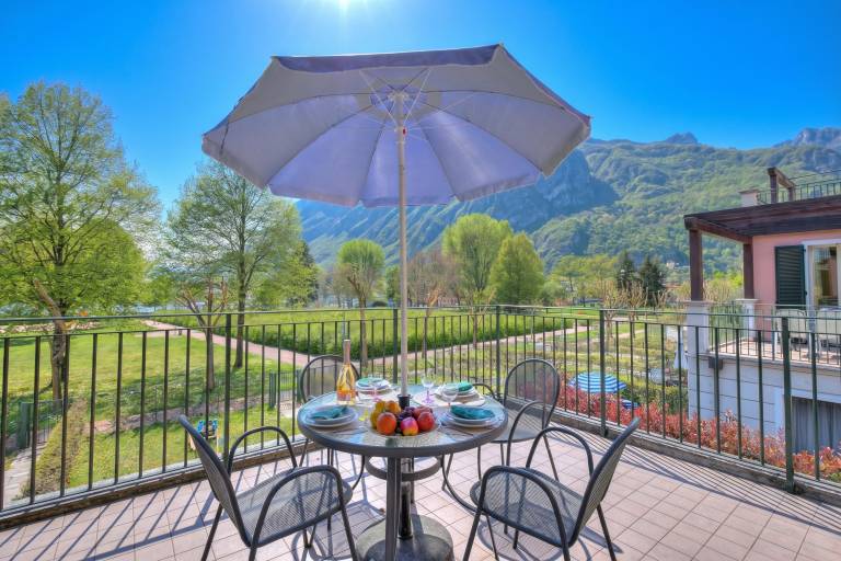 Apartment with patio | Mountain view in Porlezza