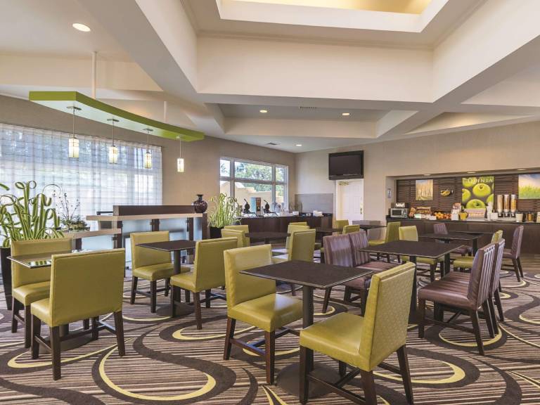 La Quinta Inn & Suites by Wyndham Ontario Airport — photo 3