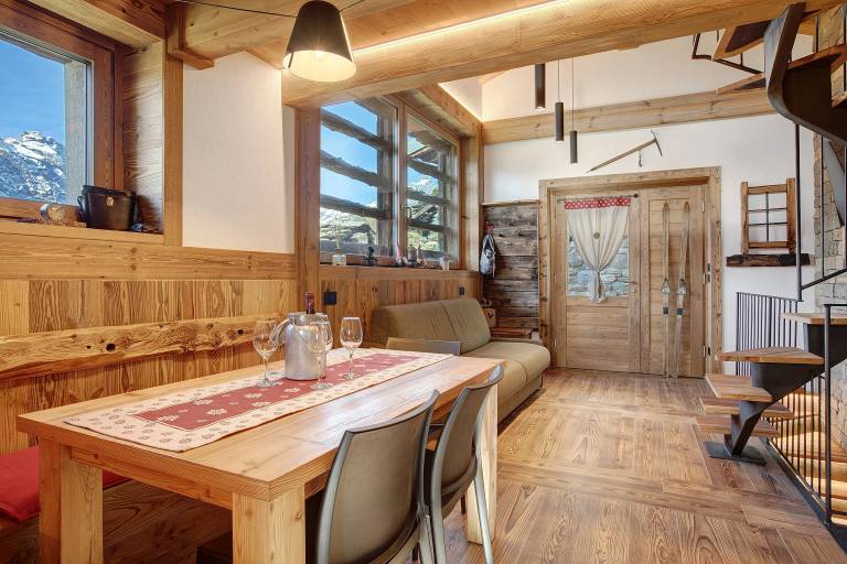Chalet 'Casa Promindoz' with Mountain View, Private Garden and Relaxation in Valtournenche