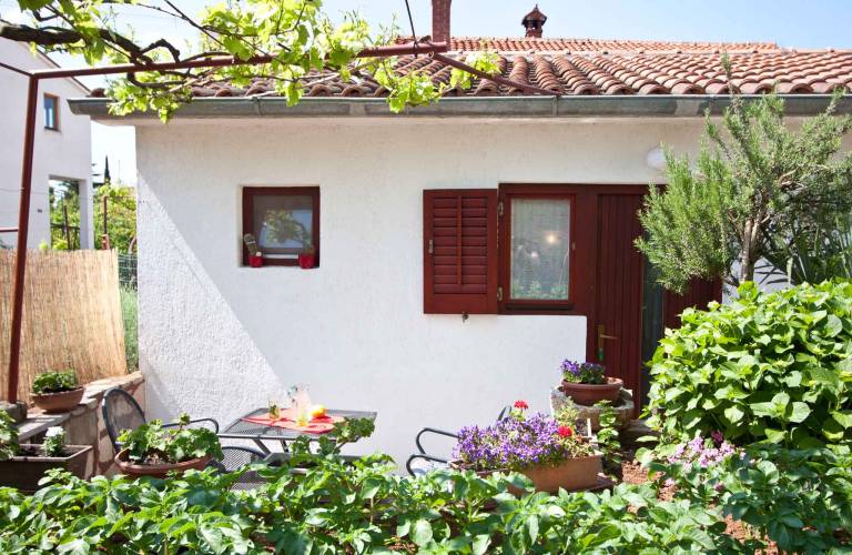 Studio with barbecue, terrace & yard | Close to the beach | Pets are welcome in Pula