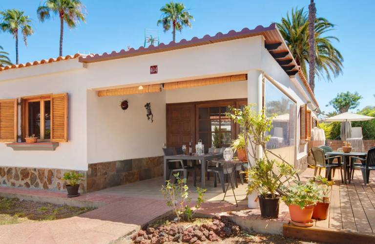Lovely bungalow with patio, yard & pool | Pets allowed — photo 3