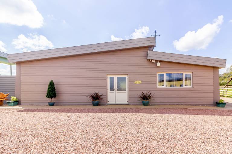 Cottage with yard & hot tub in Malvern
