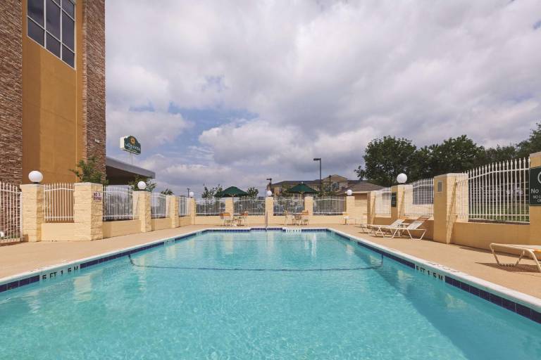 La Quinta Inn & Suites by Wyndham Beeville — photo 5