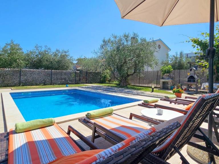 Lovely rental apartment with private pool & grill | Pet-friendly — photo 2