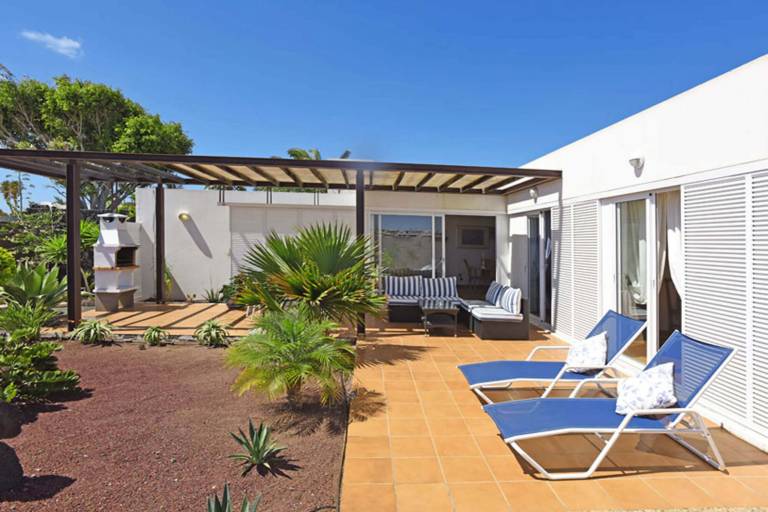 House with private pool, patio & garden — photo 3