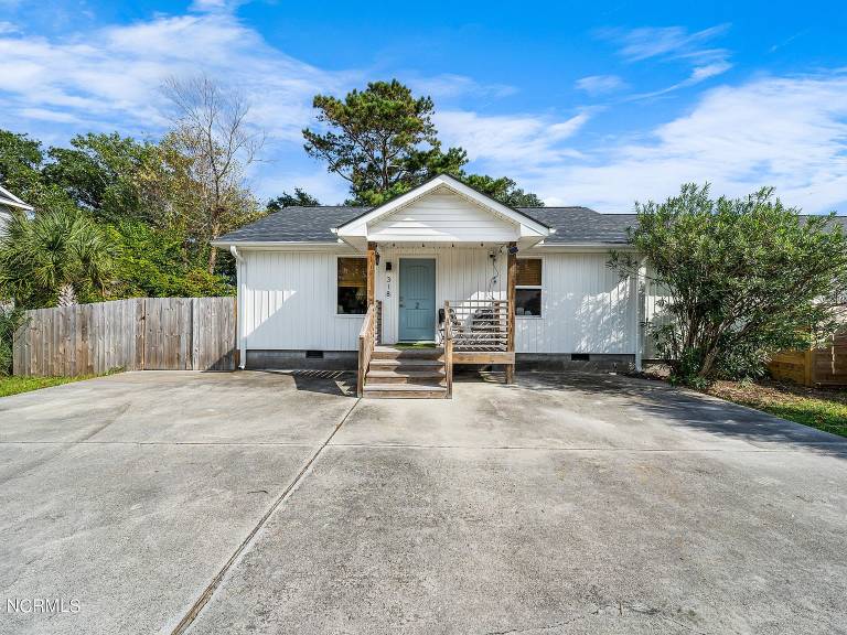 Child-friendly vacation home with BBQ | Pet-friendly in Carolina Beach, NC