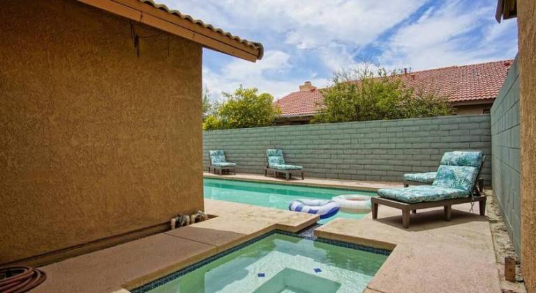 Vacation home with pool — photo 5