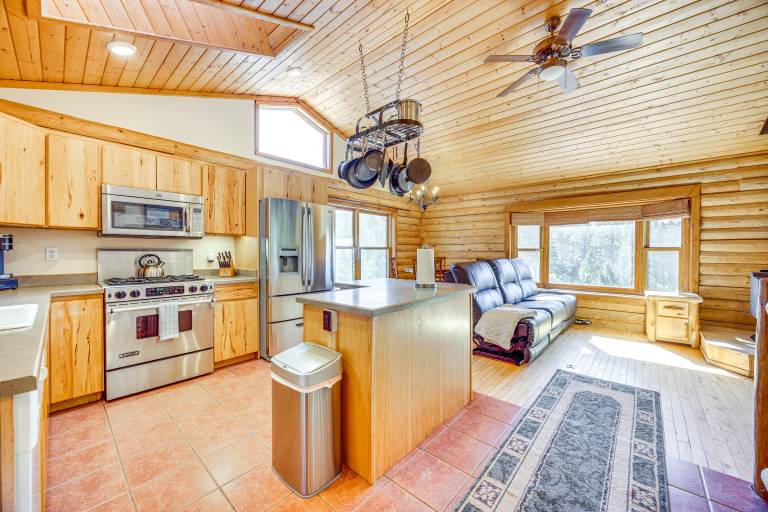Hot Tub & Views Secluded Woodland Park Cabin