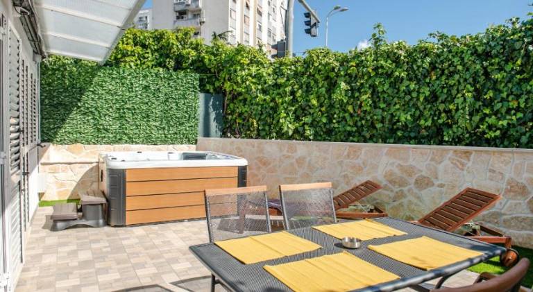 Holiday apartment with hot tub — photo 3