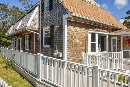 Fully equipped spacious vacation home with yard & grill | Close to the beach | Pets are welcome — photo 4