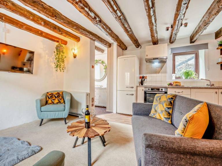 Cottage with jacuzzi, garden & grill — photo 3