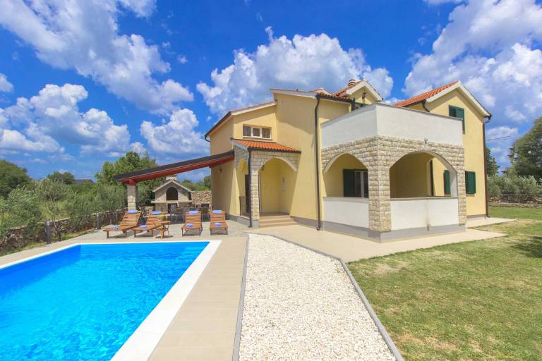 Villa with pool, garden & BBQ | Pool view — photo 4