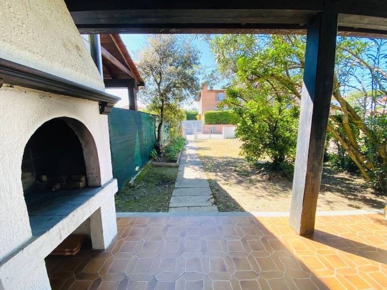 Vacation home with BBQ, yard & terrace — photo 4