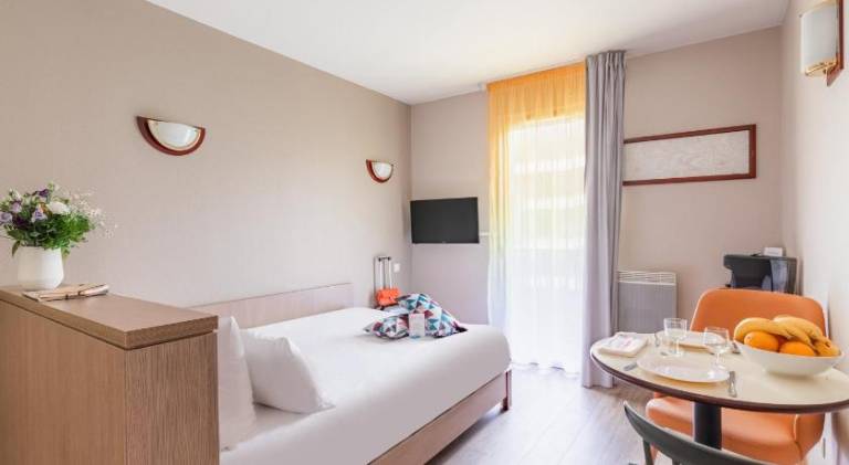 Serviced apartment with 2 rooms for 127 persons in Malakoff