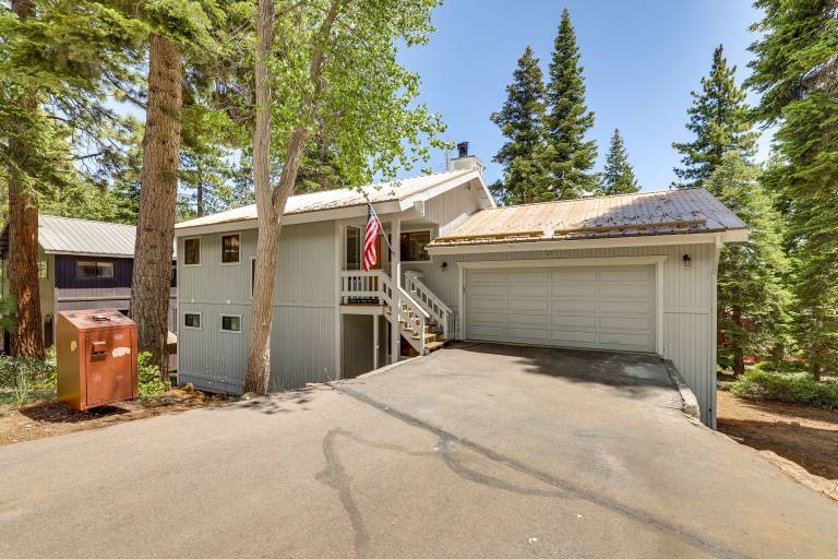 3 Mi to Lake Tahoe: Forest-View Sanctuary w/ Deck! — photo 4
