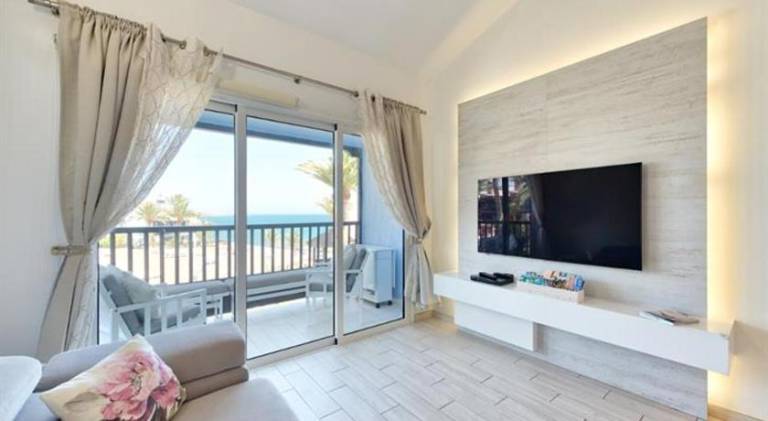 Fully equipped vacation home with terrace, hot tub & heated pool | Close to the beach | Perfect for remote work | Pets are welcome — photo 2