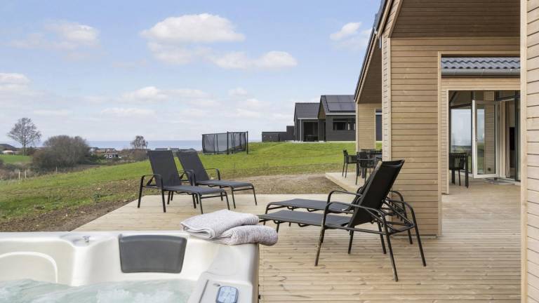 Child-friendly big house with terrace, private pool & barbeque | Pets allowed — photo 3