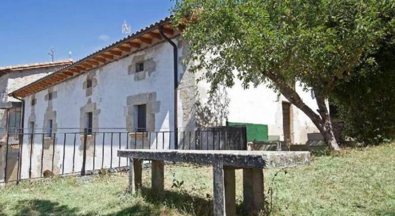 House with garden, BBQ & patio in Pamplona
