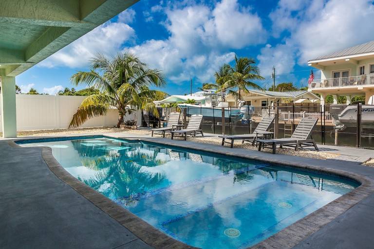Vacation home with private pool, jacuzzi & barbecue | Water view — photo 2