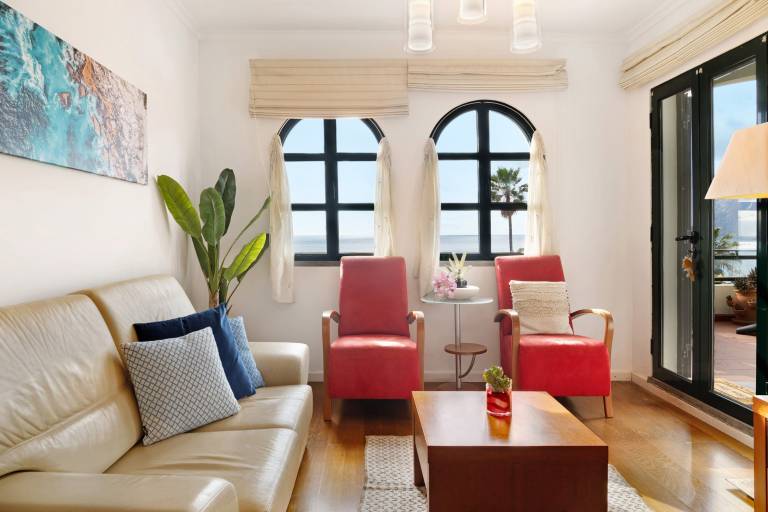 Luzias Apartment with Sea View, Wi-Fi & Balcony — photo 4