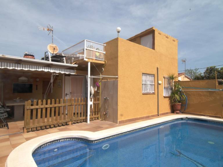Villa with private pool, barbeque & yard — photo 3