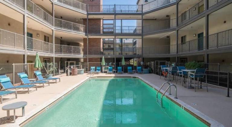 Spacious 2BD - ASU - Sloan Pk - WD Parking Sleeps 8 — photo 5