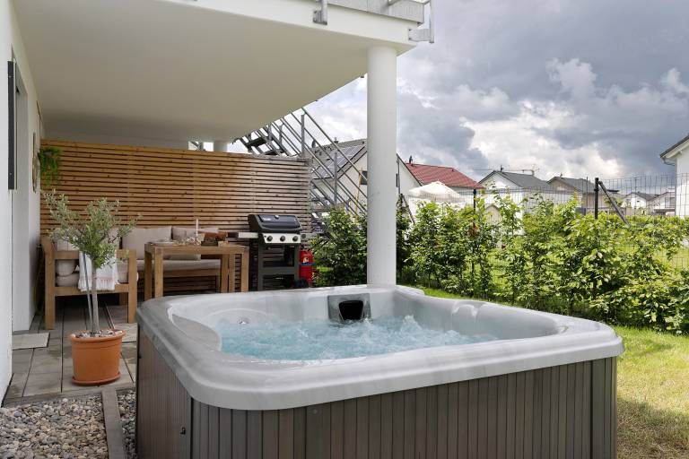 Family-friendly charming rental apartment with barbecue, jacuzzi & garden | Garden view | Good for workation | Dogs allowed in Tuebingen