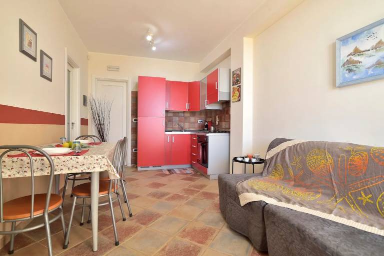 Apartment "LA DIGA Bilocale fronte-mare" with Sea View, Garden & Wi-Fi — photo 5