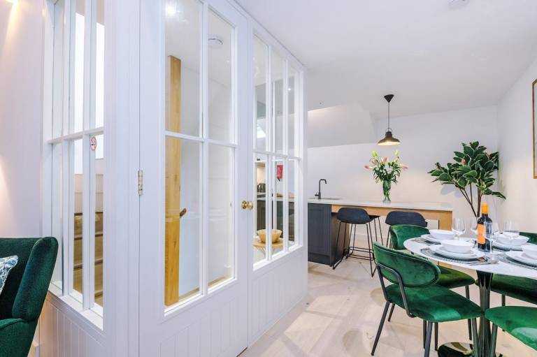 Vacation home with yard | Near Manchester Town Hall | Suitable for remote work — photo 4