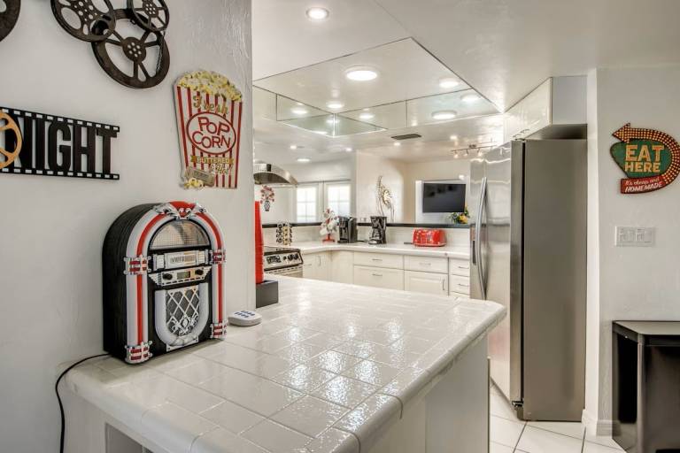 WATERFRONT - Walk to Beach, Pool/Spa, Kayaks, Bikes, Direct Gulf Access - Retro Retreat - Roelens — photo 4