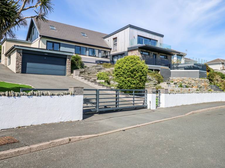 Cottage with garden & hot tub | Beach view in Holyhead