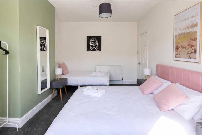 House Sleeps 7 with WiFi
