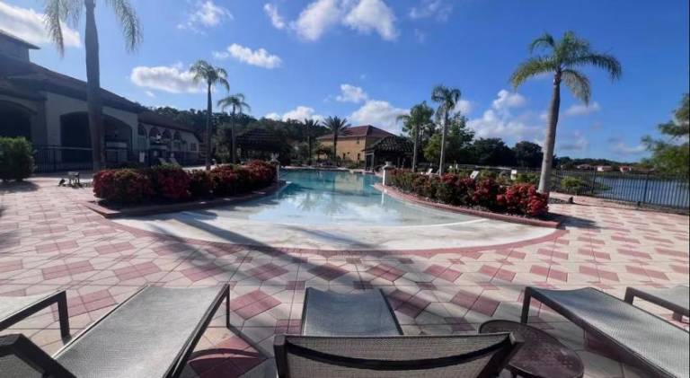 Vacation home with pool — photo 3